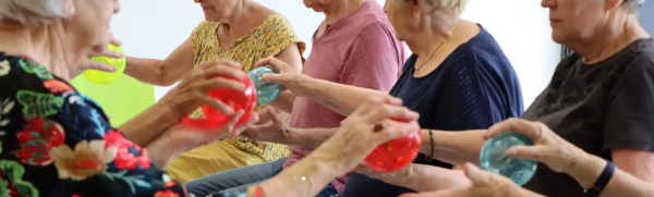 activités seniors avec des balles et des objets